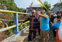 Penjabat (Pj) Wali Kota Bandung, Bambang Tirtoyuliono meninjau lokasi Kirmir Longsor Kali Cipamokolan