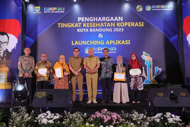 Tiga Koperasi di Kota Bandung Raih Predikat Sehat pada Penilaian Tahun 2023,Penghargaan diberikan langsung oleh Penjabat Wali Kota Bandung, Bambang Tirtoyuliono. Senin 20 November 2023