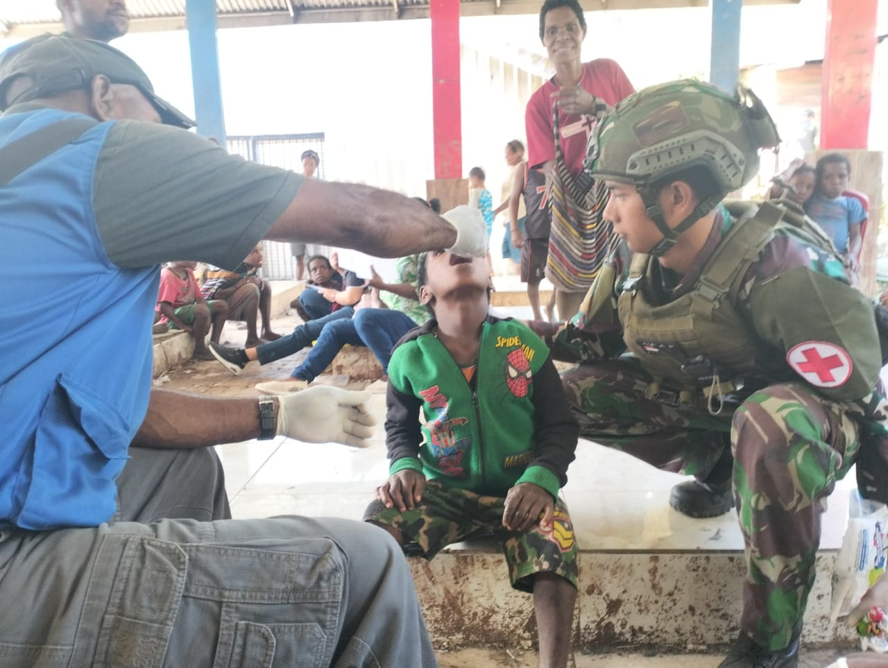 Yonif 323 White Crocodile Task Force Prevención de la polio mediante la vacunación en el interior de Papúa