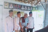 Abuya mahaabah saat foto bersama dengan Cawagub Aceh dan Cawabub Aceh Singkil
(Foto Dok Syahdeni)