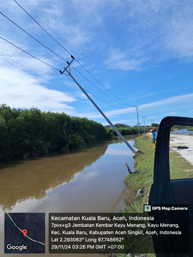 Tiang Listrik PLN yang hampir tumbang di Kuala Baru
(Foto Dok PLN Singkil)