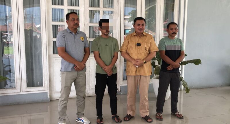 Bupati Aceh Tenggara Muhammad Salim Fakhry, mengembalikan WBP yang menyerahkan diri ke Pendopo Bupati kepada Kalapas Kutacane. 