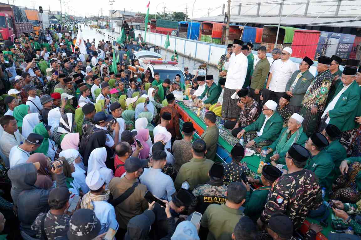 ISTIGHOSAH BANJIR ROB-Menteri Pekerjaan Umum (PU), Dody Hanggodo bersama Pejabat PU hadir langsung dalam Istighosah yang diadakan PCNU Demak, mewakili Presiden Prabowo Subianto. Dari Demak ada Wabup KH. Muhammad Badrudin, Ketua PCNU KH. Muhammad Amin, dll. Minggu (15/6). (Foto Ist).