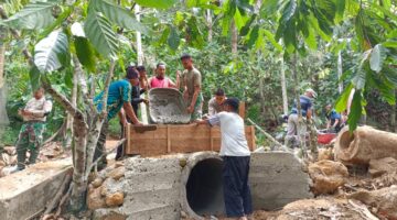 Bersama Warga Mulai Lakukan Pengecoran Kupingan Gorong-Gorong di Titik Empat