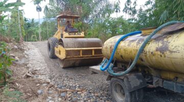 Dengan Alat Berat Combined Tandem Roller,Terus Genjot Pekerjaan Perkerasan Jalan Sepanjang 2.000 Meter