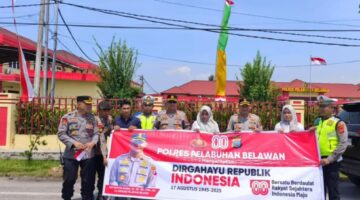 Sambut Hari Kemerdekaan, Polres Pelabuhan Belawan Bagikan Bendera Merah Putih Kepada Pengendara