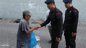 Satuan Brimob Polda Sumut Gelar Aksi Jumat Berkah, Salurkan Paket Sembako untuk Warga Medan Tembung