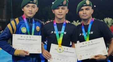 Tiga Petarung Yonif 509/BY Kostrad Raih Juara Tinju di Banyuwangi dengan Kemenangan KO