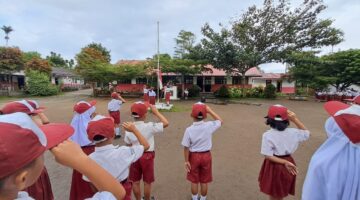 Babinsa Ajak Siswa SDN 034779 Sidiangkat Tumbuhkan Cinta Tanah Air Sejak Dini