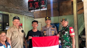 Polsek Payung Pasang Bendera Merah Putih di Kendaraan dan Rumah Warga untuk Semarakkan HUT RI ke-80