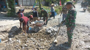 Satgas TMMD dan Warga Sarimulyo Perbaiki Gorong-Gorong, Cegah Jalan Utama Amblas