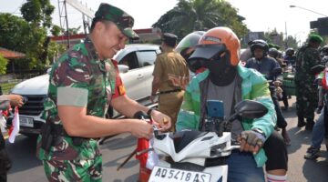 Dandim 0735/Surakarta Bersama Forkopimda Bagikan Bendera Merah Putih Ke Masyarakat, Semarakkan HUT Ke-80 RI