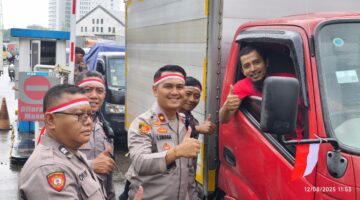 Sambut HUT RI ke-80, Polsek Pademangan Bersama 3 Pilar Bagikan 400 Bendera Merah Putih Kepada Pengguna Jalan