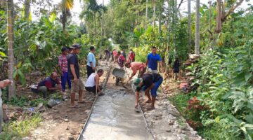 Warga dan Satgas TMMD ke-125 Kodim 0108/Agara Bahu Membahu Tuntaskan Pengecoran Jalan di Desa Rikit Bur Dua