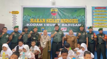Kodam I/BB Bagikan 160 Paket Makan Sehat ke Siswa SD di Desa Tembung