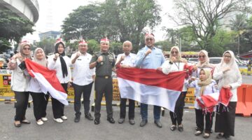 Kasdim 0418/Palembang Hadiri Gerakan Pembagian Bendera Merah Putih di Simpang Lima DPRD Sumsel