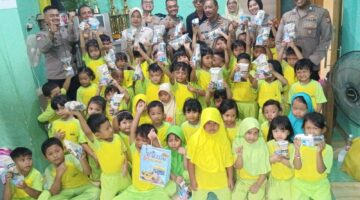 Sat Binmas Polres Metro Jakarta Utara Dekatkan Diri dengan Anak Lewat Program Polisi Sahabat Anak di PAUD Anggrek Bulan 3