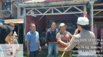 Polsek Berastagi Bersama Pemdes Sempajaya Bagikan Bendera Merah Putih Sambut HUT RI ke-80