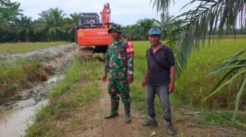 Babinsa Koramil 09/NL Dampingi Normalisasi Irigasi Persawahan di Desa Sei Kasih