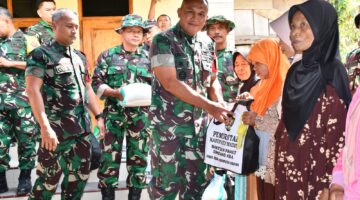 Danrem 081/DSJ Beri Bansos kepada Warga Kurang Mampu di Lokasi TMMD ke-125