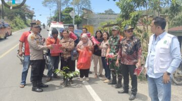 Polsek Dolok Pardamean Giat Bagikan Bendera Merah Putih, Teguhkan Semangat Nasionalisme dan Kamtibmas Menjelang HUT RI ke-80