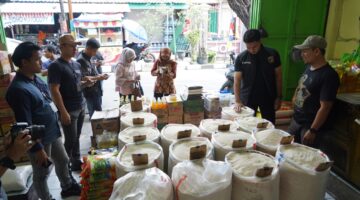 Satgas Pangan Polres Metro Jakarta Utara dan PPKUKM Sidak Distributor beras di Cilincing Antisipasi Kelangkaan Beras