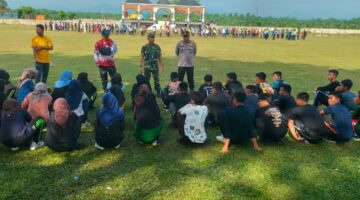 Batituud Koramil 07/AKB dan Camat Memberikan Pengarahan dan Motivasi Kepada Paskibraka Jelang HUT RI ke-80 di Lapangan bola kecamatan NA-IX-X
