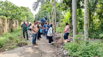 Babinsa Koramil 0201-15/DT dan Bhabinkamtibmas Bersama Warga Desa Gotong Royong Bersihkan Sampah