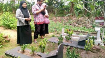 Setelah Dilarang Ziarah Bertahun-tahun, Anak Almarhum H. Usman Akhirnya Diizinkan Datang ke Makam