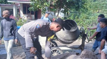 Polsek Bosar Maligas Kawal Pembangunan Rabat Beton, Bhabinkamtibmas Ajak Warga Jaga Kamtibmas di Simalungun