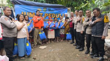 Polsek Pademangan Gelar “Jumat Peduli”, Bagikan Paket Sembako untuk Warga Kurang Mampu di Slum Area Ancol