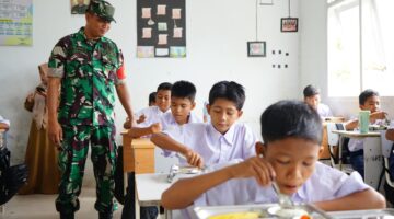 Babinsa Kawal Penyaluran 2.861 Paket MBG di Kuala Batee Abdya