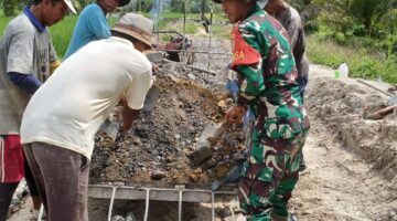 Babinsa Koramil 02/TL Laksanakan Gotong royong Perbaikan Jalan