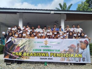Puluhan Siswa SD Dan SMP Tersenyum PT Socfindo Seumayam Serahkan Biasiswa Pendidikan