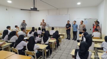 Polisi Sambangi SMP-SMK Kencana, Ajak Pelajar Jauhi Tawuran dan Narkoba