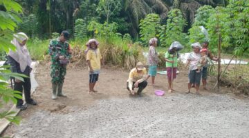 Dukung Ketahanan Pangan, Koramil 01/AK Bantu Penyemaian Bibit Padi Di Desa Kuala Beringin