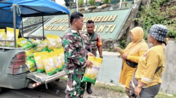 Jaga Stabilitas Harga, Personel Koramil Tigalingga Jual Beras Murah Hingga ke Pelosok Desa
