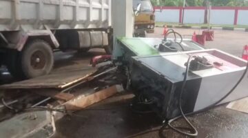 Viral,…!!! Truk Tabrak Mesin SPBU, Diduga Berebut Solar Subsidi di Teluk Bakung