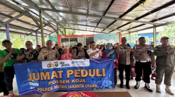 Polisi Gelar Bakti Sosial “Jumat Peduli” Bersama PT Pelindo, Pererat Sinergi dengan Warga Rawa Badak Utara