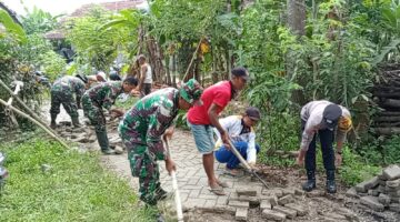 Gotong Royong TNI-Polri di Trenggalek: Turun Tangan Benahi Jalan Desa Baruharjo