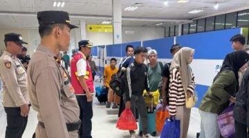 Pelayanan Penumpang Kapal KM. Dobonsolo, Polri Hadir Untuk Masyarakat