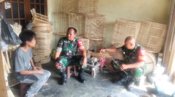Babinsa Kunjungi Pelaku Usaha Kerajinan dari Bambu, Dukung Kreativitas dan Kemandirian Warga