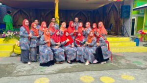 Dewan Guru Madrasah Ibtidaiyah Negeri 3 Nagan Raya Provinsi Aceh Gelar Photo Bersama Dengan Kepala Madrasah
