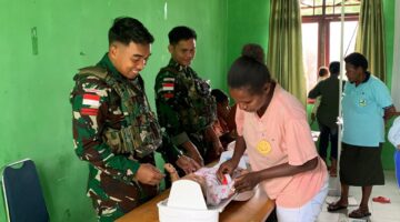 Satgas Pamtas RI-PNG Kewilayahan Yonif 763/SBA Gelar Bakti Kesehatan dan Penyuluhan Bahaya Stunting di Puskesmas Kumurkek