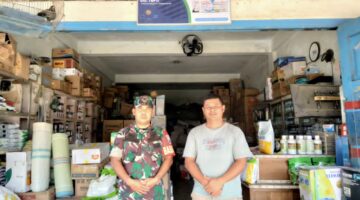 Cegah Spekulan, Babinsa Awasi Distribusi Pupuk Bersubsidi
