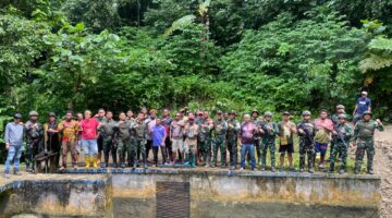 Ciptakan Lingkungan Bersih dan Sehat, Satgas Pamtas RI-PNG Statis Yonif 643/Wns Bahu-Membahu Normalisasi Saluran Air