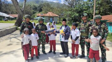 Satgas Yonif 521/DY Bagikan Net dan Bola Volly di Distrik Walesi, Jayawijaya, dalam Rangka Hari Sumpah Pemuda