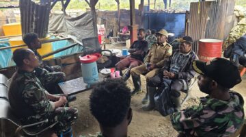 Kepala Distrik Oksop Bersilaturahmi ke Pos: Kemanunggalan TNI–Rakyat Kian Erat, Bahas Pembenahan Kampung