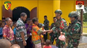 Satgas Yonif 763/SBA Pos Bori Berbagi Kebaikan Kepada Masyarakat