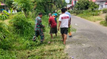 Wujudkan Lingkungan Sehat dan Bersih Babinsa Laksanakan Gotong Royong Bersama Warga